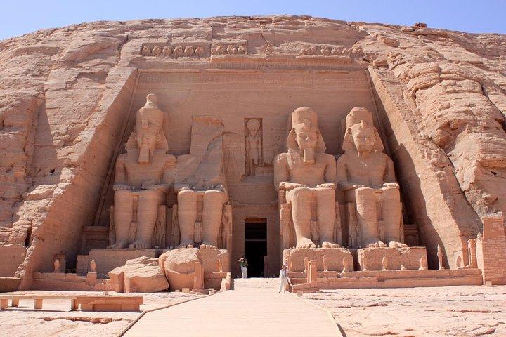 アスワンから車でアブ・シムベル寺院へのプライベートツアー