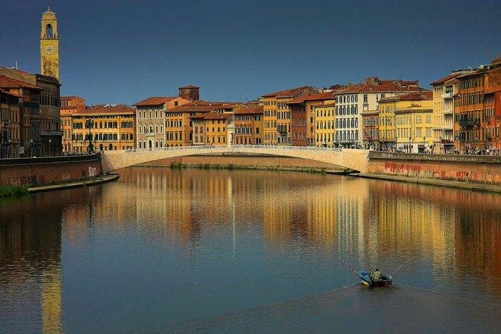 Explore a cidade de Pisa com a torre inclinada