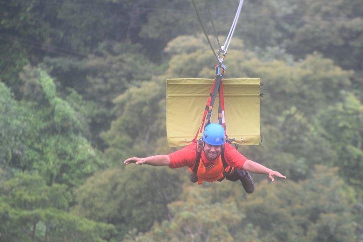 ホンジュラス、ロアタン島のZuperman Zip 'n Dip Swimming Adventure