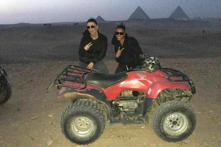 ギザピラミッド周辺のATVクワッドバイクによる1時間の砂漠サファリ