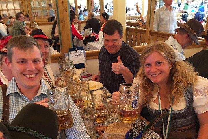 Tour Oktoberfest con mesa, almuerzo y cerveza ilimitada