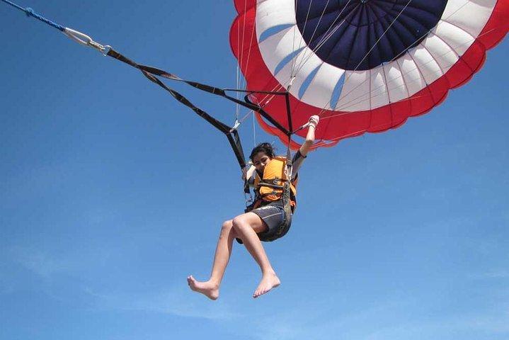 Sport acquatici a Bali: avventura in parapendio, banana boat, ciambella e moto d'acqua