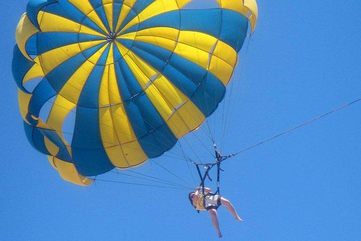 Sport acquatici a Bali: avventura in parapendio, banana boat, ciambella e moto d'acqua