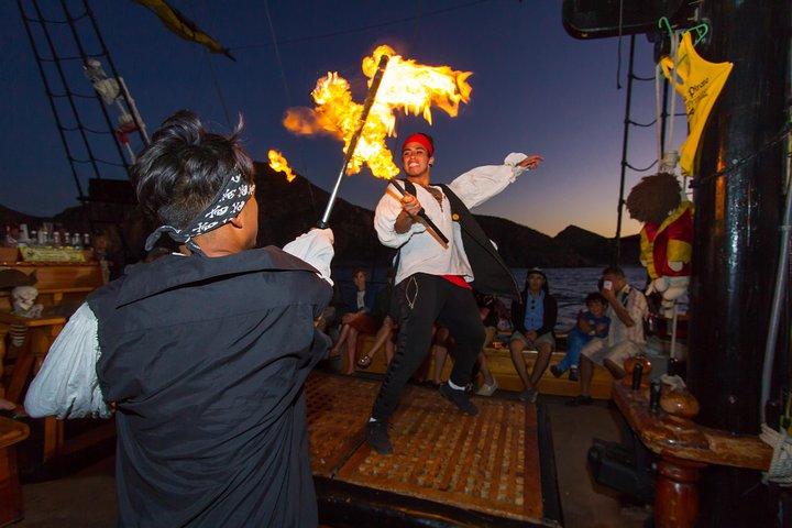 Piratenschiff: Abendessen bei Sonnenuntergang mit Show in Los Cabos