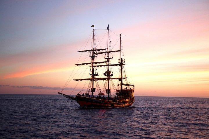 Piratenschiff: Abendessen bei Sonnenuntergang mit Show in Los Cabos