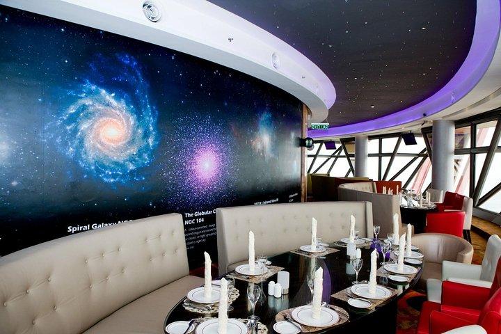 クアラルンプールの上の雲で食事