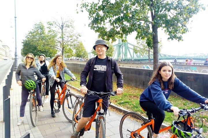 ブダペスト・ヒストリック・ダウンタウン・バイシクルツアー（小グループ）