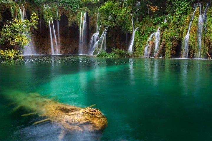 ドゥブロヴニクからプリトヴィツェ湖群への日帰り旅行