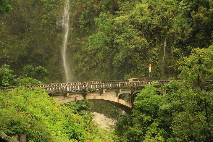 マウイ島：花の滝への有名な道とメルセデス・バンによるランチ