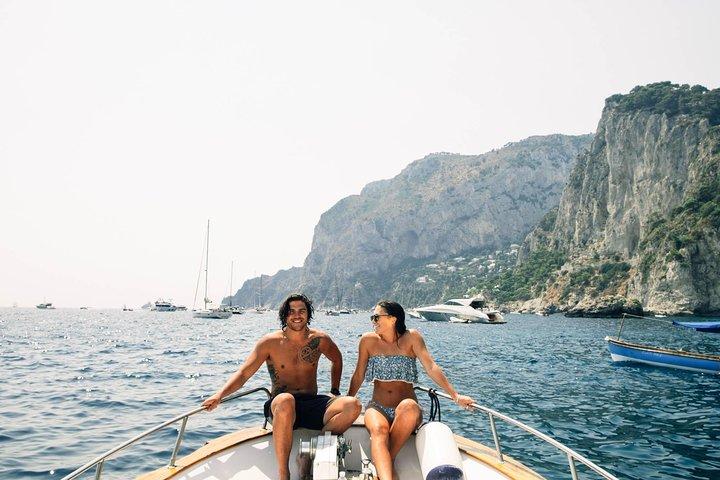 Excursão de um dia para a costa de Amalfi e a baía de Ieranto em um barco híbrido