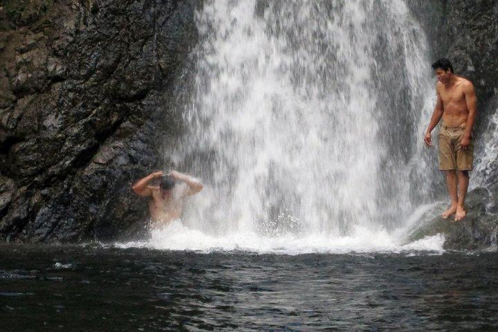 Aventure en bateau vers les cascades de la jungle