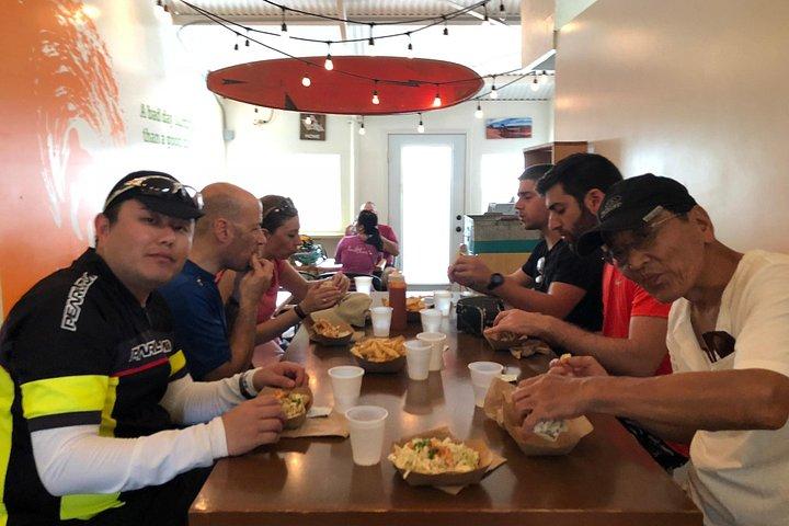 ダイヤモンドヘッドバイクでハイキングとローカルランチ