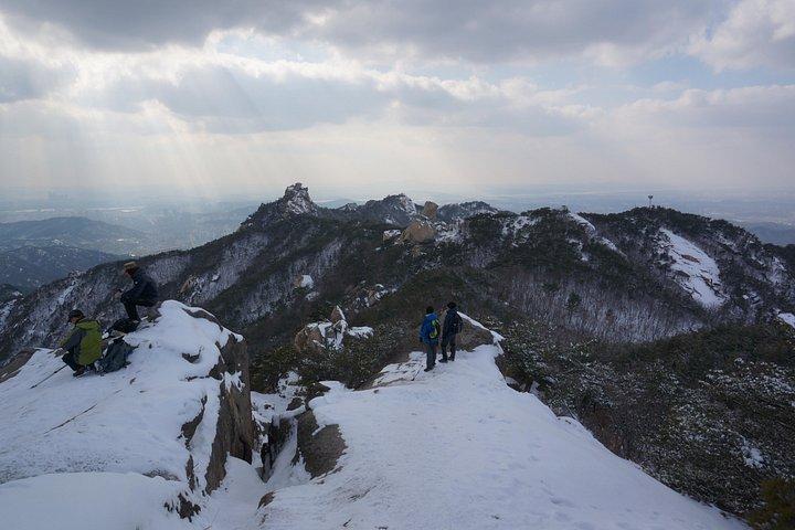 山の専門家と一緒に北漢山ピーク（白雲台：836.5m）へのプライベートハイキングツアー
