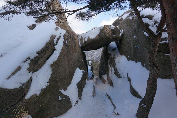 山の専門家と一緒に北漢山ピーク（白雲台：836.5m）へのプライベートハイキングツアー