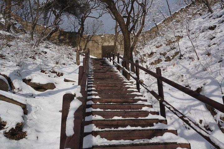 山の専門家と一緒に北漢山ピーク（白雲台：836.5m）へのプライベートハイキングツアー