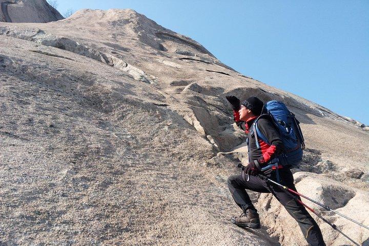 山の専門家と一緒に北漢山ピーク（白雲台：836.5m）へのプライベートハイキングツアー
