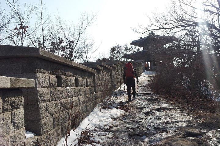 山の専門家と一緒に北漢山ピーク（白雲台：836.5m）へのプライベートハイキングツアー