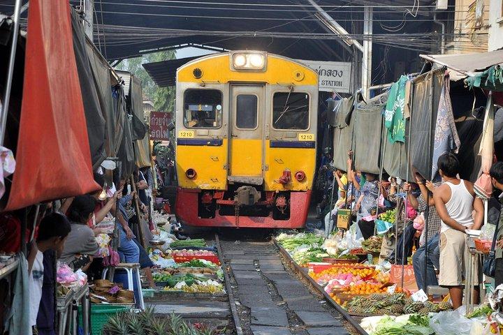 Recorrido por el mercado de ferrocarril y flotación con paseo en barco de remos