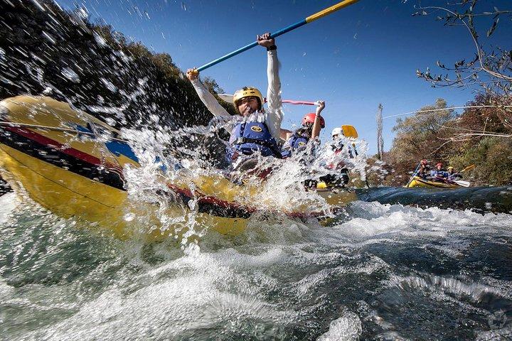スプリトまたはブラト ナ チェティニ村から出発するツェティナ川でのラフティング