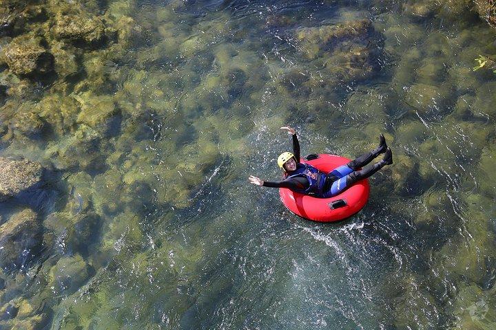 Tubería fluvial en el río Cetina desde Split o Zadvarje