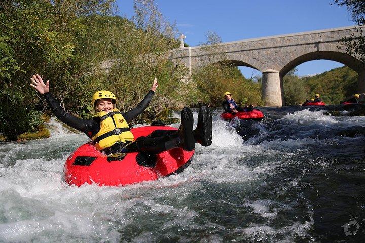 Tubería fluvial en el río Cetina desde Split o Zadvarje