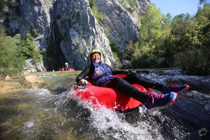 Tubería fluvial en el río Cetina desde Split o Zadvarje