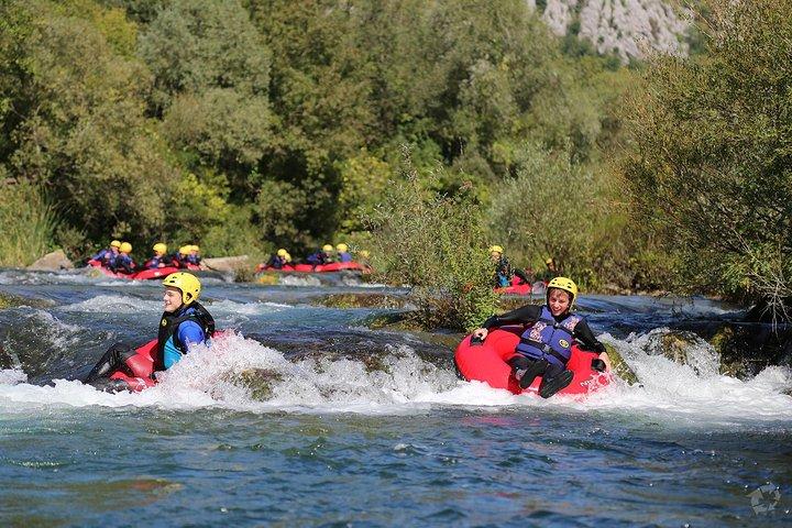 Tubería fluvial en el río Cetina desde Split o Zadvarje