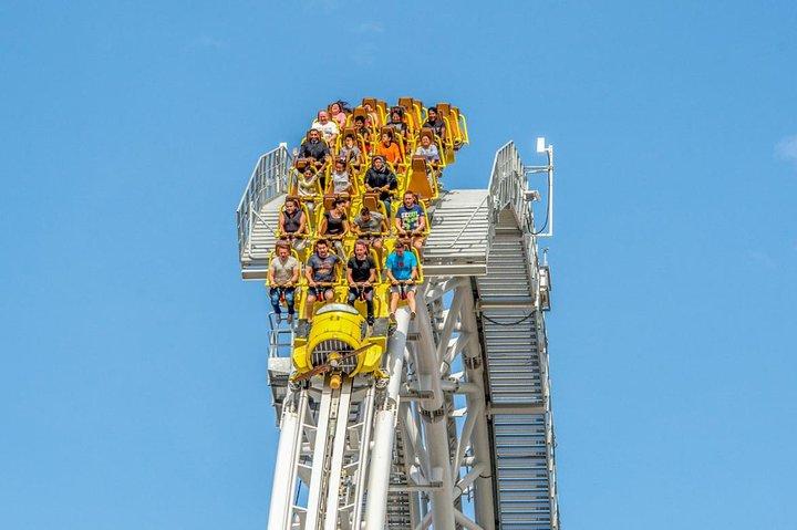 アブダビコンボチケット：フェラーリワールドとヤスウォーターワールド、送迎付き