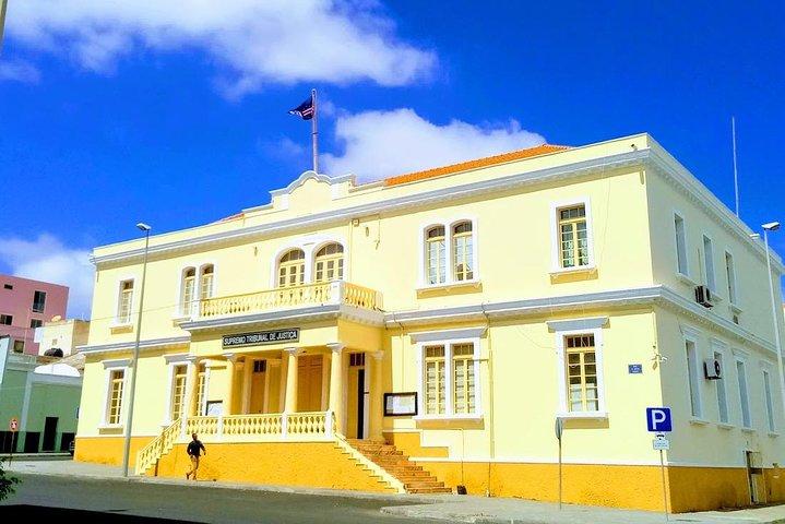 Praia: Guided Historic Walking Tour & Lunch with Locals