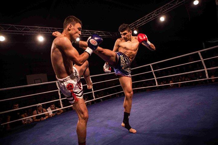 Enfrentamiento de boxeo tailandés en el estadio de Patong