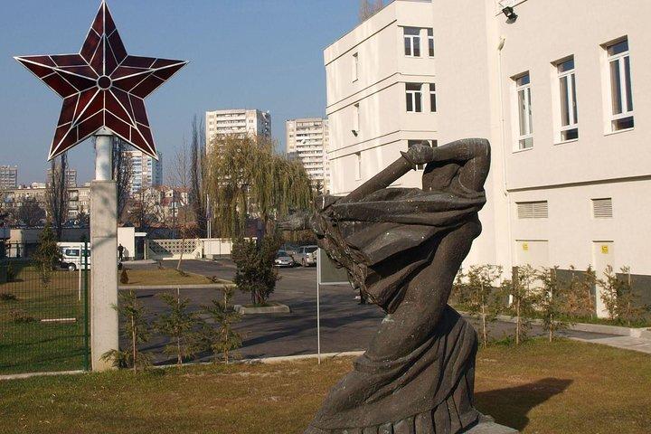 ブズルジャ記念塔と社会主義博物館小グループツアー