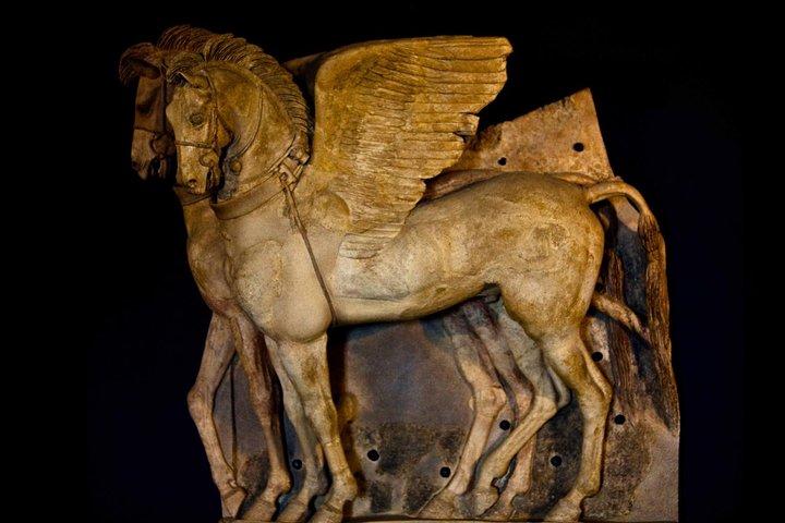 Vóór de Romeinen De Etruskische UNESCO-site van Tarquinia vanuit de haven