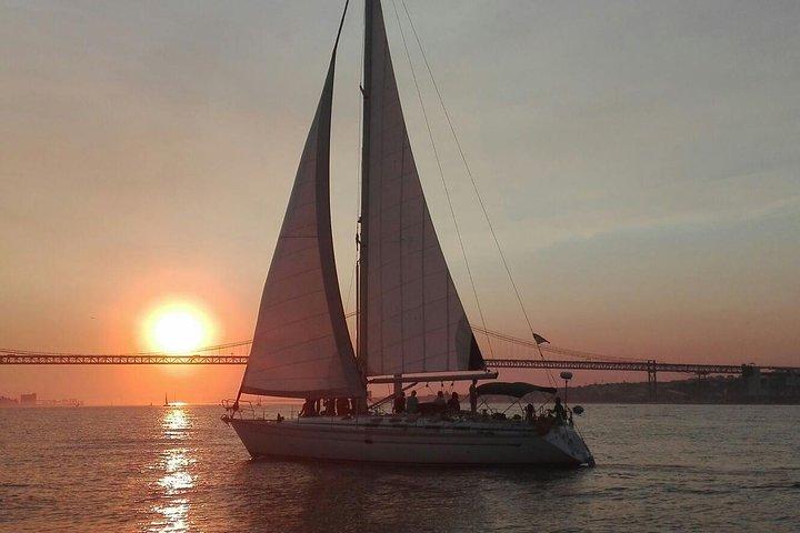 リスボンのセイルボートツアー（ドリンク付き）|朝と夕日
