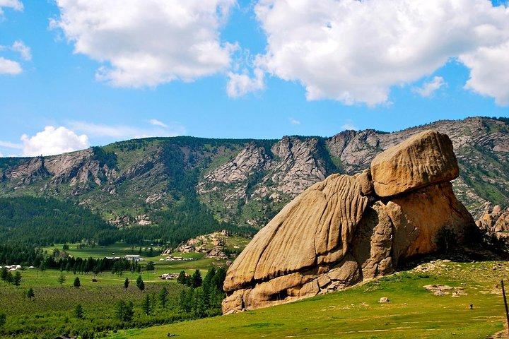 Excursión de 1 día en autocar al Parque Nacional de Terelj, que incluye almuerzo y paseo en camello gratis