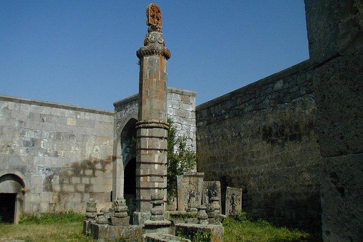 Visite de groupe au monastère de Tatev, à la cascade Shaki et à la fabrique de vin Hin Areni