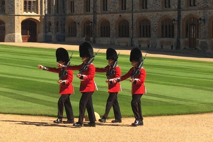 ウィンザー城、公園、ロンドンからの旧市街の半日ツアー