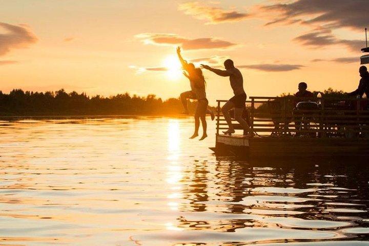 真夜中の太陽がある伝統的な湖畔のプライベート サウナ
