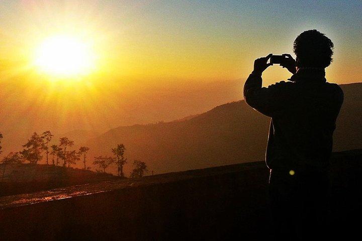 ナガルコットの日の出または夕日のツアー（山々のパノラマビュー）