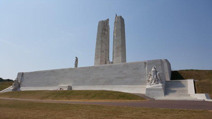 アラスまたはリールからのプライベートカナダWW1ビミー&ソンム戦場ツアー