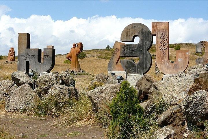 Aragats（Kari湖）、Armenian Letters記念碑、Amberdへのプライベートツアー