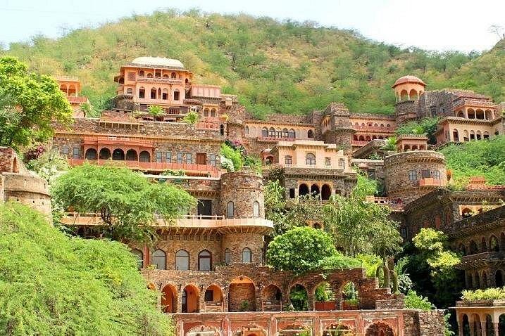 昼食付きデリーからのNeemrana Fortへの日帰り旅行