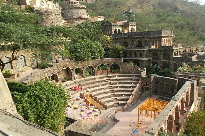 昼食付きデリーからのNeemrana Fortへの日帰り旅行