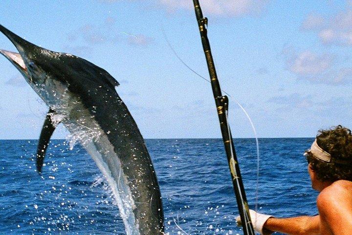 グループ向けドバイ深海釣りプライベートツアー