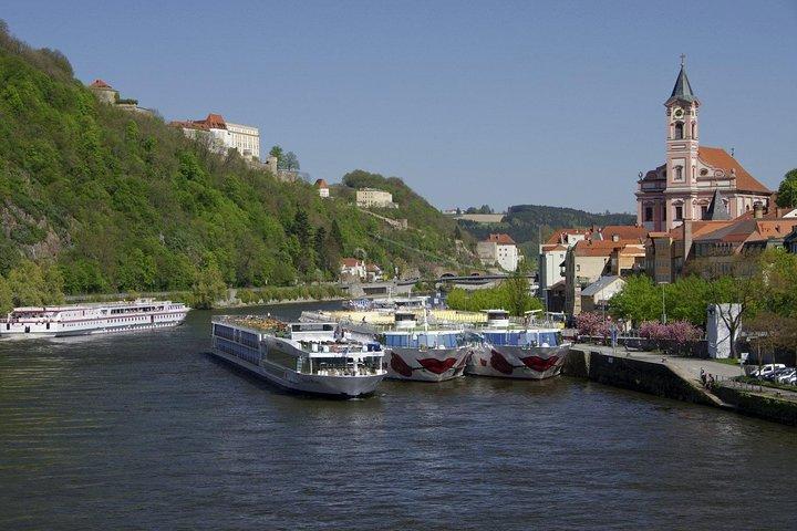 Scenisk överföring från Passau till Prag med 2-timmars guidad tur i Cesky Krumlov