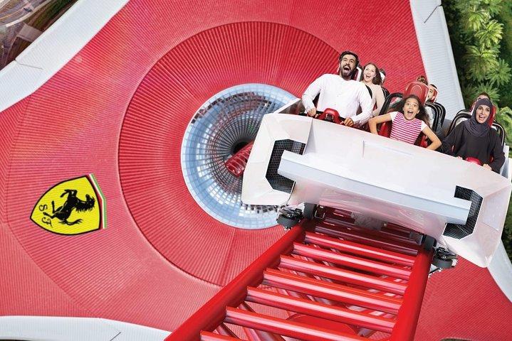 Excursion d'une journée Ferrari World Abu Dhabi au départ de Dubaï avec transferts