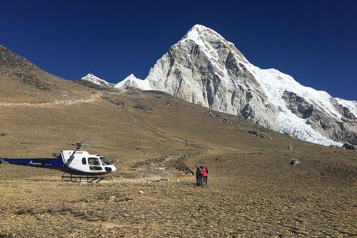 Aterrizaje privado en el campamento base del Everest Kalapathar en helicóptero