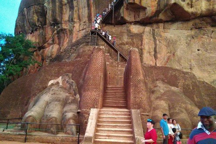 All-inclusive privé dagtocht Sigiriya en Dambulla grotten met meer