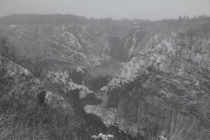 Viagem de um dia a caminhadas privadas com paisagem congelada em Plitvice Lakes a partir de Zagreb