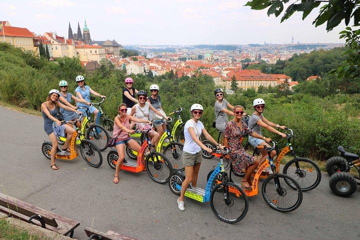 Grande tour de meio dia guiado por Praga em Segway e eScooter