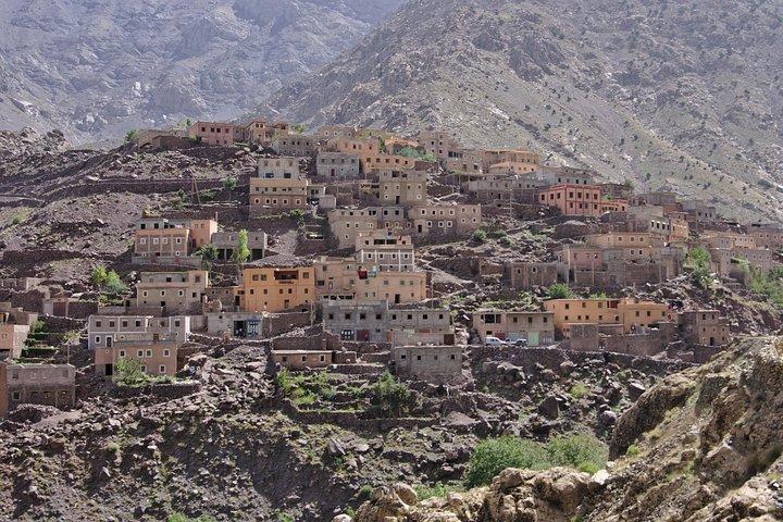 遠足：マラケシュからイムリル渓谷とトゥブカルへの終日旅行